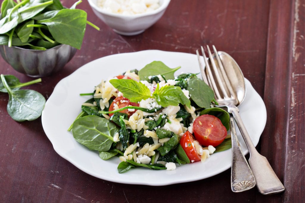 Spinach salad with orzo, tomato and feta